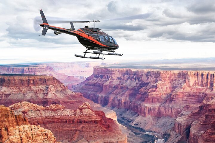 Vuelo en helicóptero por el Gran Cañón de 20 minutos con mejoras opcionales: vehículo todoterreno y paseos a caballo