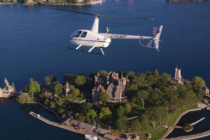 Tour en hélicoptère au-dessus du château de Boldt et des Mille-Îles