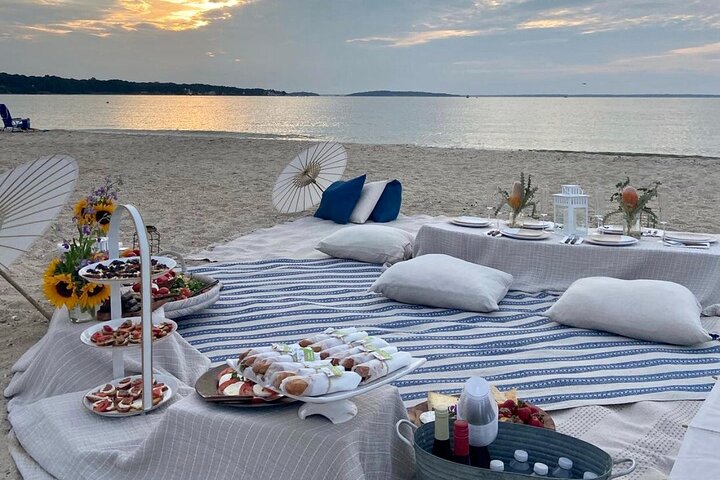 Hamptons Beach Picnic with Private Helicopter from Manhattan
