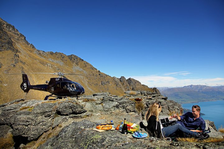 Privates Champagnerpicknick auf einer Spitze mit Hubschrauberfahrt