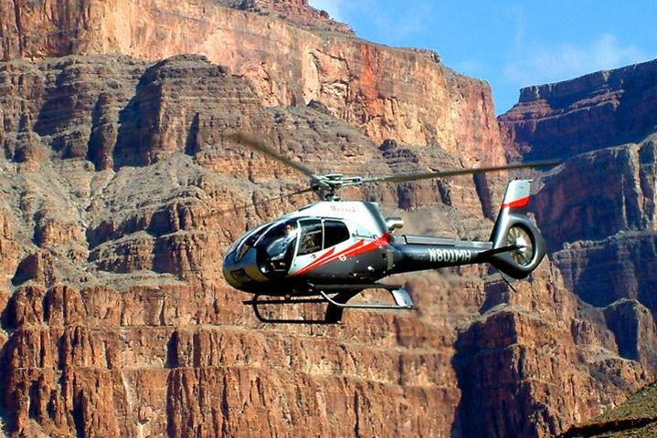 Gita giornaliera al lato ovest del Grand Canyon da Las Vegas per piccoli gruppi con volo in elicottero facoltativo
