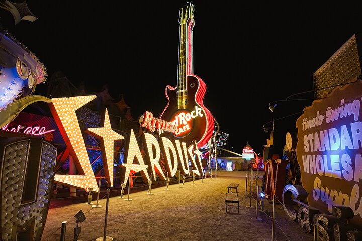 Volo notturno di Las Vegas in elicottero con ingresso al Museo del Neon