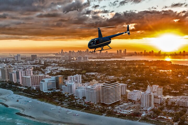 Tour privado en helicóptero al atardecer en Miami