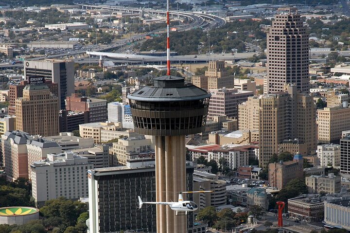 Hubschrauberrundflug über der Innenstadt von San Antonio