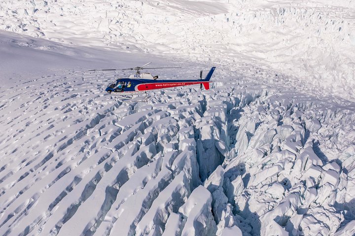 Volo scenico dell&#8217;elicottero della montagna del ghiacciaio di Fox