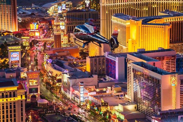 Volo notturno sulla Las Vegas Strip in elicottero con servizio di prelievo opzionale
