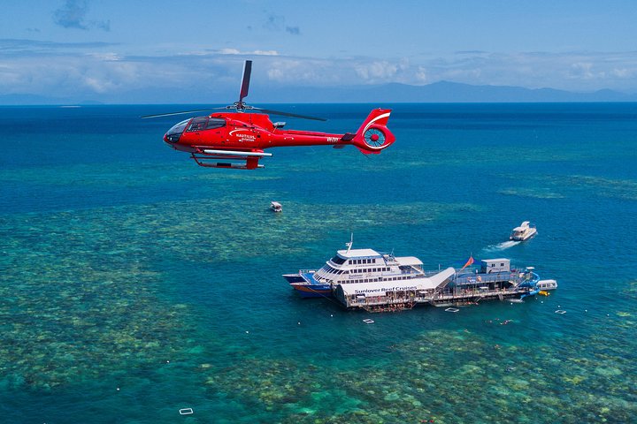 Naviga verso Moore Reef Pontoon e ritorna volo in elicottero da Cairns